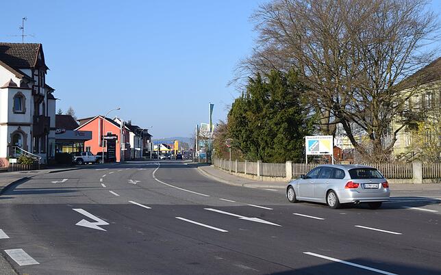 Die Sanierung der Radolfzeller Straße (B 313) zwischen Kindergartenstraße (Kurve rechts) und Industriestraße beginnt am Montag, 8. ...