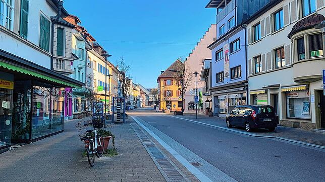 Auch zur besten Geschäftszeit herrscht derzeit gähnende Leere in der Hauptstraße. Dabei darf das eine oder andere Geschäft sogar öffnen. ...