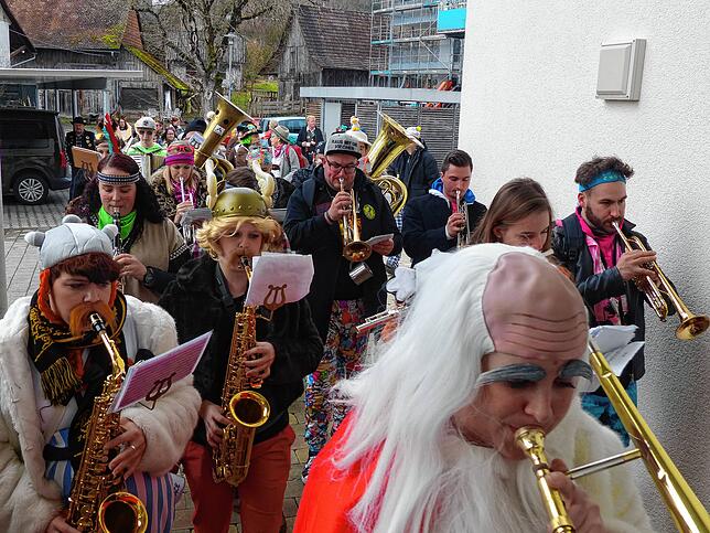 Vom Rathaus ins Haus der Pflege spielten sich die Musiker am Schmotzigen 2020 im Deggenhausertal. Dort wurden sie mit Pauken und ...