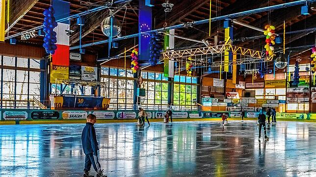 Auf dem Dach der Eissporthalle soll eine Solaranlage errichtet werden. Zuvor muss es aber saniert werden. Bild: Klaus Hansen
