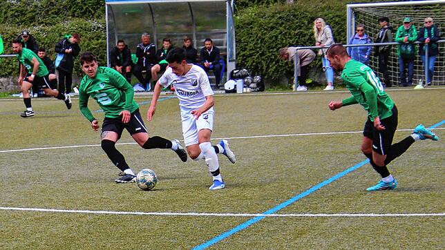Der Schonacher Justin Scungio (links) versucht, dem Stockacher Luka Pavlicevic zu entwischen.