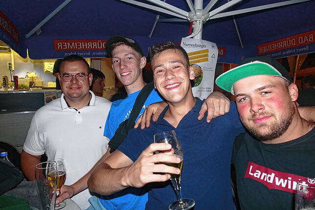 Bild 10: Dieses Straßenfest lockt die Menschen in Scharen an