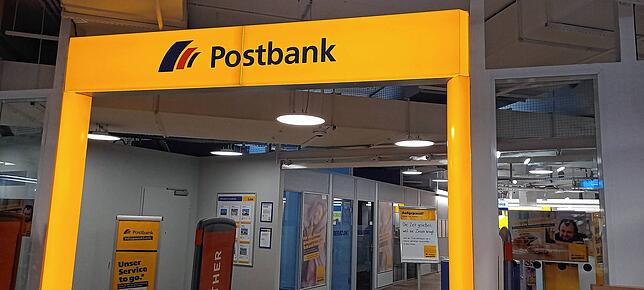 Die derzeitige Niederlassung ist im Modepark Röther. Dort werden derzeit auch Postdienstleistungen angeboten, was sich ab 2026 ändern soll.