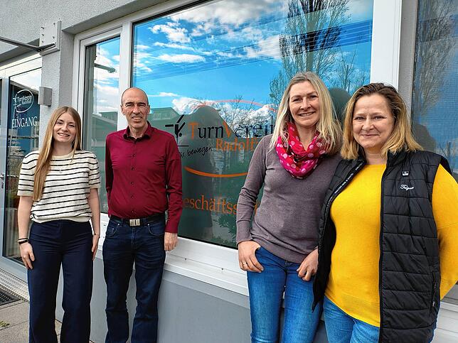 Freuen sich auf die 150-Jahr-Feier des TV Radolfzell (von links): Mia Jöhle, Vorsitzender Günter Thyssen, Christina Fauti und Peggy Jahn ...
