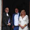 Sie haben 2024 einfach und spontan geheiratet: Andrea und Volker Rothenburg mit Pfarrer Kai Tilgner an der Kapelle von Schloss Langenstein.