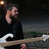 Alexander Broschek mit seinem E-Bass: Der 29-Jährige hat seinen Lebensmittelpunkt immer noch in Friedrichshafen, ist als Musiker aber ...
