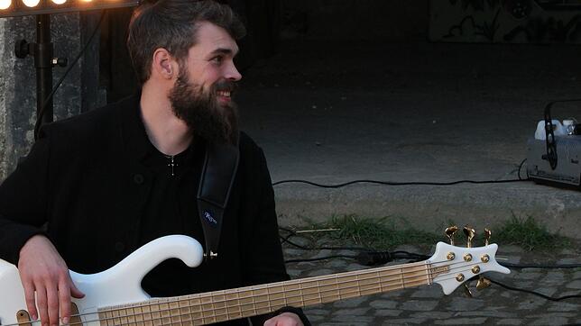 Alexander Broschek mit seinem E-Bass: Der 29-Jährige hat seinen Lebensmittelpunkt immer noch in Friedrichshafen, ist als Musiker aber ...