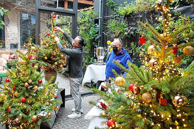 San Martino-Wirt Jochen Fecht (rechts) schmückt mit Mitarbeiter Hans Lauinger das Atrium seines Restaurants. Hier kann man Speisen und ...