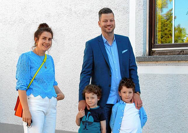 10.01 Uhr vor der Stadthalle auf dem Weg zur Wahl (von links): Lebenspartnerin Hannah Hengge, Sohn Hannes, Bürgermeisterkandidat ...