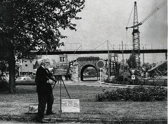 Adolf Glattacker 1966 beim Malen der alten Unterführung zwischen Waldshut und Tiengen (Teufelsbrücke).