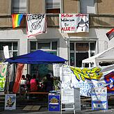 Vermummte Aktivisten vor der Markgrafenstraße 10 während der Hausbesetzung (Foto vom 20. Juli 2020).