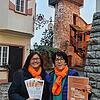 Claudia Villinger (links) und Ute Stoll vom Zonta-Club Bad Säckingen-Hochrhein vor dem Storchenturm in Tiengen, der im Rahmen der Aktion ...