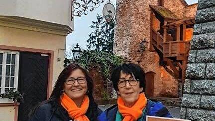 Claudia Villinger (links) und Ute Stoll vom Zonta-Club Bad Säckingen-Hochrhein vor dem Storchenturm in Tiengen, der im Rahmen der Aktion ...