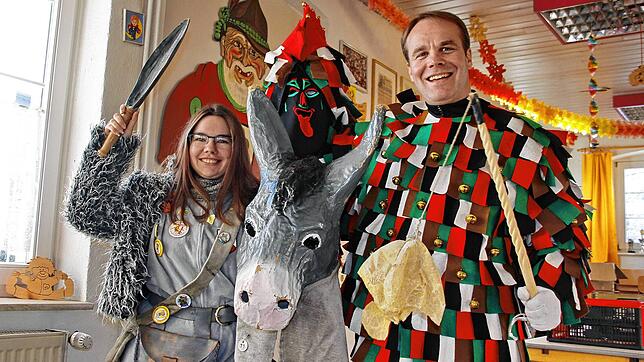 Der Zwinghofbure an der Wand im Vereinsraum des Narrenvereins Pfiffikus Hilzingen schaut herab auf Carina Hägele als mit einem Eselsohr ...