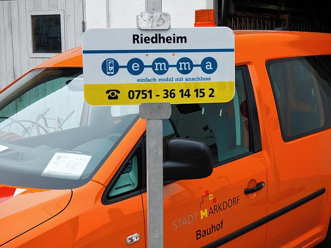 Ein Bauhof-Fahrzeug vor einem emma-Schild: Auch die städtische Fahrzeugflotte muss für das Klimaschutzkonzept auf den Prüfstand gestellt ...
