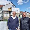 Vor der Ruine am Bahnhofsplatz: Udo Oehme (links) und Antonio Nadile haben gegen den geplanten Neubau auf dem Areal des ehemaligen Hotel ...