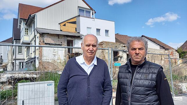 Vor der Ruine am Bahnhofsplatz: Udo Oehme (links) und Antonio Nadile haben gegen den geplanten Neubau auf dem Areal des ehemaligen Hotel ...