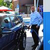 Alexander Hoffmann tankt am Montagnachmittag in der Opelstraße. Den Zähler an der Tanksäule hat er dabei fest im Blick &ndash; wie viele ...
