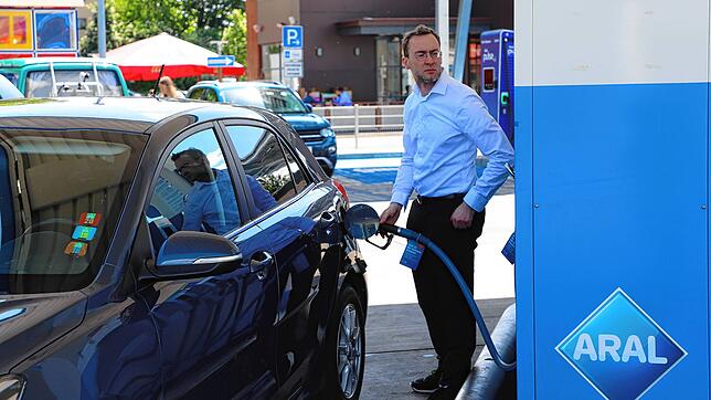 Alexander Hoffmann tankt am Montagnachmittag in der Opelstraße. Den Zähler an der Tanksäule hat er dabei fest im Blick &ndash; wie viele ...