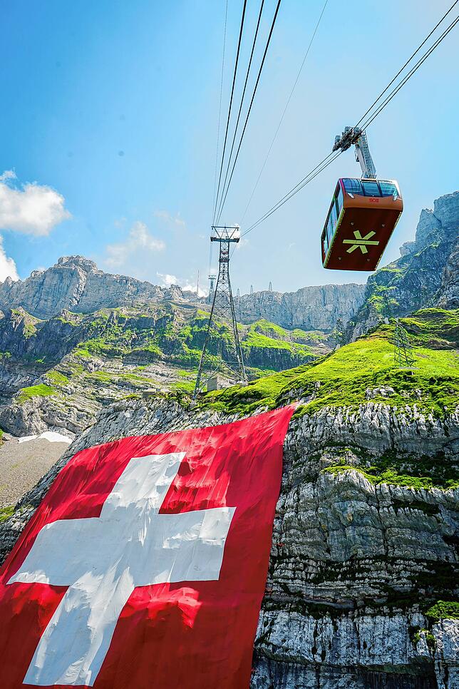 Richtig nah kommt man an die Fahne mit der Schwebebahn heran – aber, zumindest noch, nur an diesem einen Tag im Jahr.