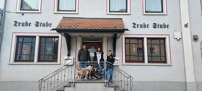 Simone Rommel (rechts) mit Schwester Christine Rommel-Odersky und deren Mann Norman Odersky sowie mit Familienhund Marla vor der ...