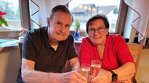 Herbert und Edeltraud – genannt Traudel – Fehrenbach stoßen voller Freude auf ihre Goldene Hochzeit. Foto: Heidi Rombach