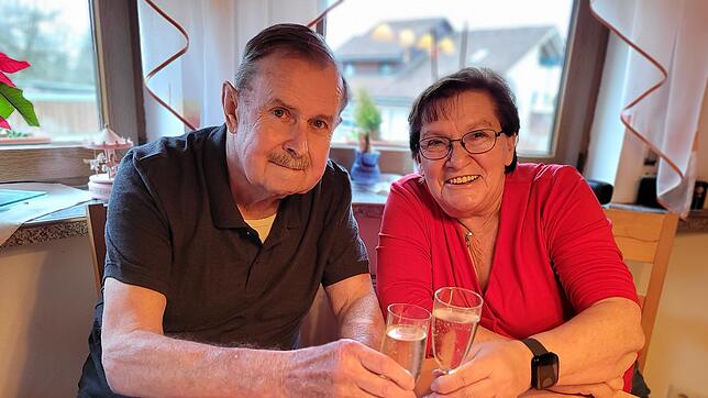 Herbert und Edeltraud – genannt Traudel – Fehrenbach stoßen voller Freude auf ihre Goldene Hochzeit. Foto: Heidi Rombach