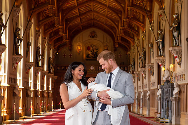 «Baby Sussex» vorgestellt Prinz Harry von Großbritannien und Meghan, Herzogin von Sussex, halten ihren Sohn mit dem Namen Archie in der St. George's Hall im ...