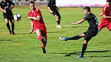 Im Duell zwischen SC Konstanz-Wollmatingen (Micha Müller, links) und dem FC Anadolu Radolfzell (Hüsamettin Basöz) setzten sich die ...