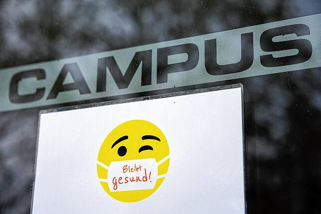 Lange Zeit war es an den Hochschulen und Universitäten im Land still. Jetzt kehrt Leben in die Hörsäle zurück, allerdings gelten feste ...