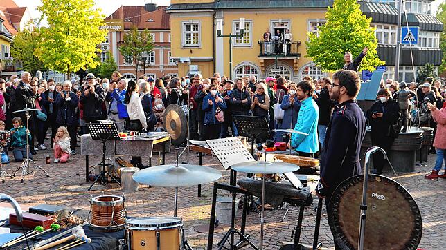 Viele Besucher am Sonntag beim &bdquo;Donaurauschen &ndash; Transit und Echo&ldquo; zum 100-jährigen Jubiläum der Donaueschinger ...