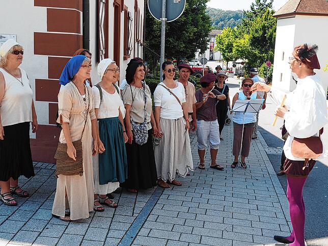 Der Nasholim-Gospelchor in historischen Gewändern ist auch mit von der Partie.