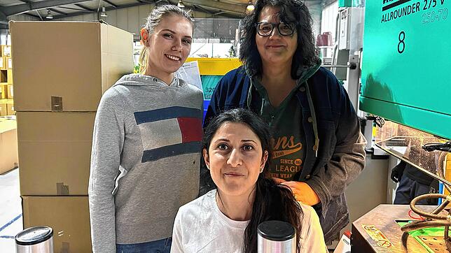 Natalija Balynets (links), Karine Bayanduryan (vorne) und ihre Chefin Petra Kuchelmeister-Heinzmann. Die beiden Frauen aus der Ukraine ...