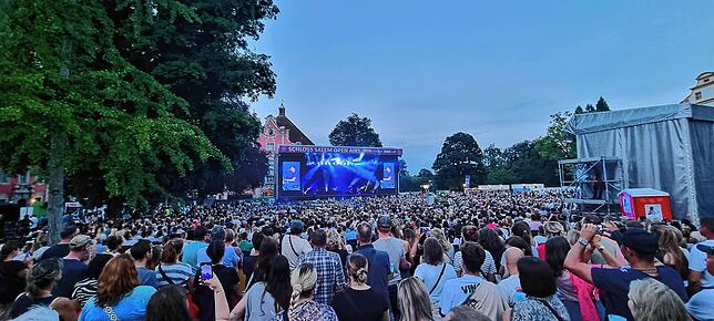 Bild 25: James Blunt begeistert Fans im Salemer Schlosspark