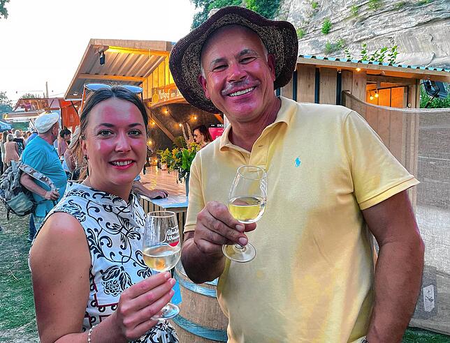 Auf den guten Grauburgunder stießen Viola Kress und Manfred Aufricht an.