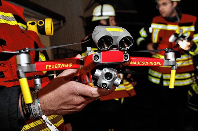 Die Drohne der Feuerwehr hat Scheinwerfer und hochauflösende Kameras an Bord.