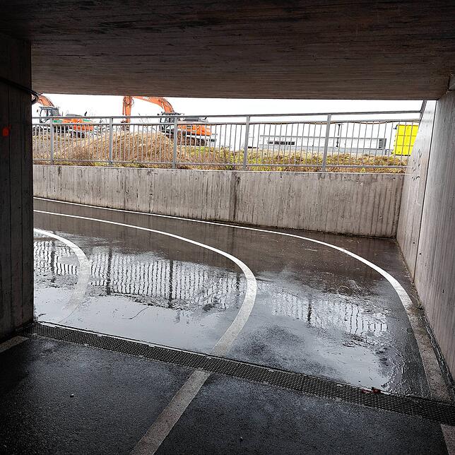 Wenn man auf dem Fuß- und Radweg im Tafelholz in der Unterführung unter der Umleitungsstrecke ist, sieht man wegen der scharfen Kurven ...