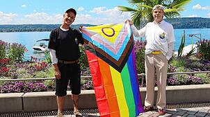 Dennis Michels (rechts) und sein Vorstandskollege Bernhard Roth freuen sich auf den CSD in Überlingen. Ihre Pride-Flagge ist eine von ...