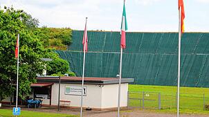 Der Schießstand und das Vereinsheim der Trapschützen mit dem mächtigen Schutzwall im Hintergrund auf dem Dinkelberg oberhalb von Wehr. ...