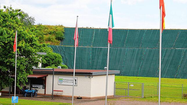 Der Schießstand und das Vereinsheim der Trapschützen mit dem mächtigen Schutzwall im Hintergrund auf dem Dinkelberg oberhalb von Wehr. ...