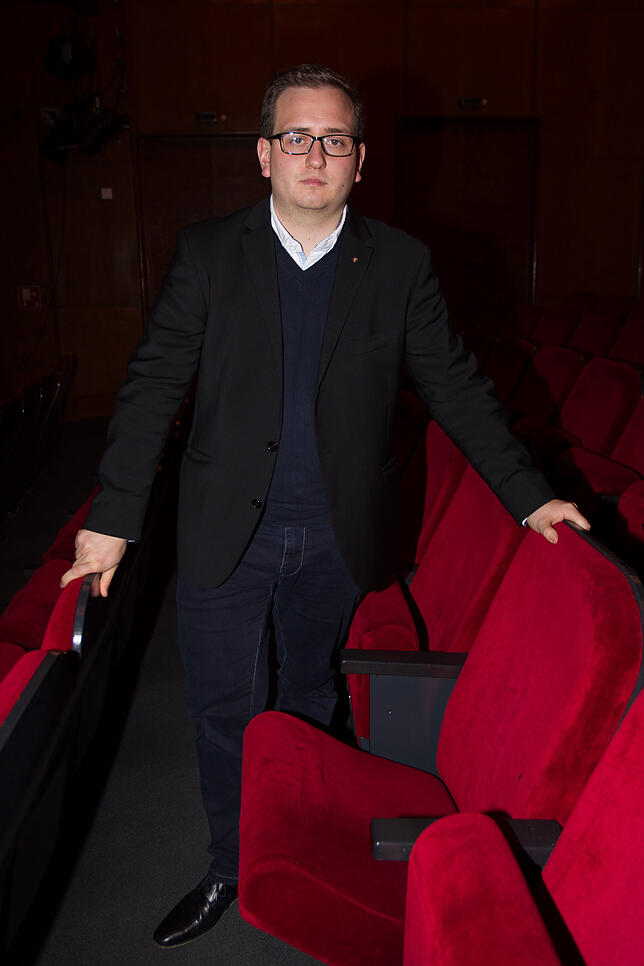 Marketingleiter Mario Böhler zeigt einen Sitz im Zuschauerbereich, der nicht mehr automatisch zuklappt. manche Sitzflächen sind ...