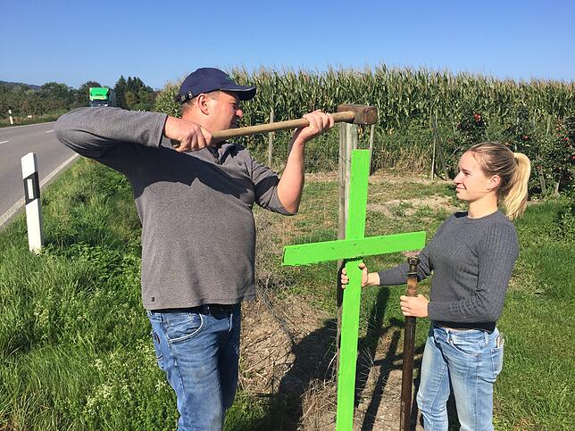 Bauern am Bodensee rammten im September grüne Kreuze in die Erde, weil sie um ihre Existenz fürchten.
