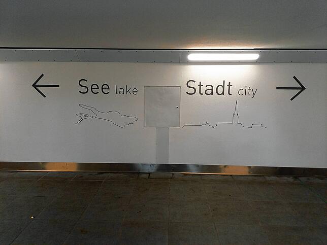Deutsch, Englisch, Grafik: Nach diesen Pfeilen kann man gehen.