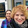 Kerstin Steinert (vorne) und Claudia Wagner vor dem libaneisischen Restaurant Ikrams in der Bodanstraße