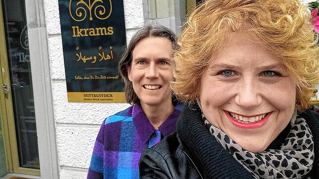 Kerstin Steinert (vorne) und Claudia Wagner vor dem libaneisischen Restaurant Ikrams in der Bodanstraße