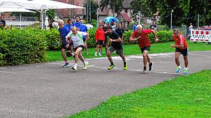 Der Staffellauf mit fünf Läufern ist der letzte der fünf Wettbewerbe. Unser Bild zeigt den Start mit den fünf Teilnehmern der fünf ...