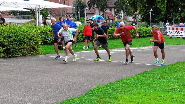Der Staffellauf mit fünf Läufern ist der letzte der fünf Wettbewerbe. Unser Bild zeigt den Start mit den fünf Teilnehmern der fünf ...