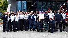 Die gesamte Werkfeuerwehr von Takeda mit Kommandant Pasquale Mussachio und Geschäftsführer Dirk Oebels (rechts und links am ...