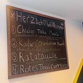 Jede Woche wechseln die Gerichte, neben orientalischen Gerichten bieten die Betreiber auch Klassiker wie Ratatouille an. Das Chicken ...