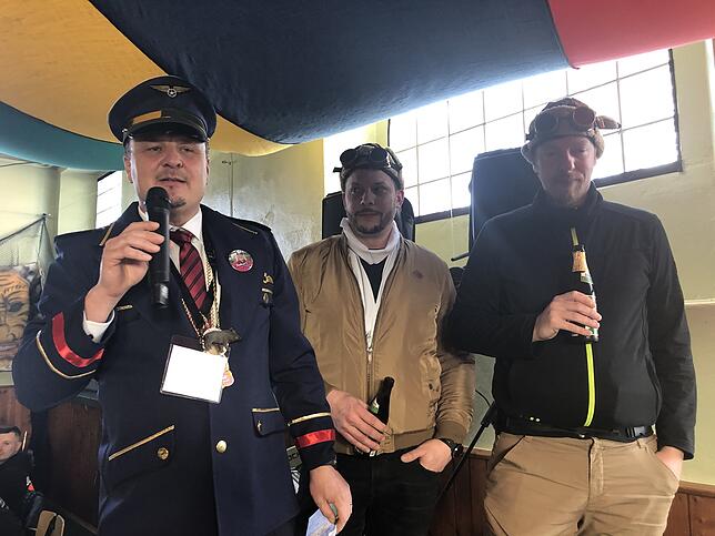 Bürgermeister Adrian Schmidle (links) verteidigt sich gegen die Anklagen der Narren. Bauamtsleiter Kurt Benjamin Hansmann (Mitte) und ...